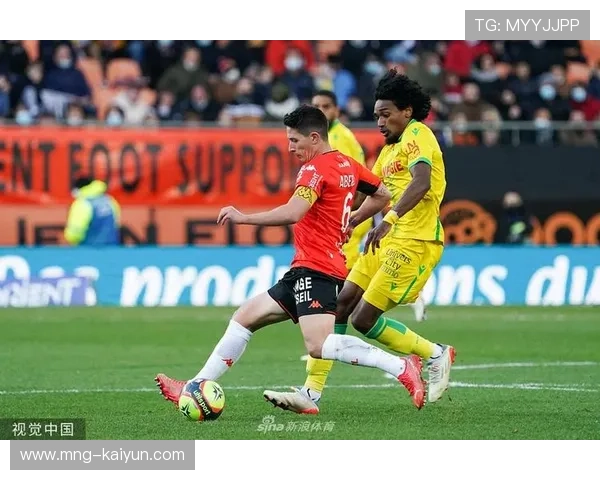 雨战中进行的洛里昂对阵南特比赛,场地条件影响双方技术发挥 雨战中进行的洛里昂对阵南特比赛,场地条件影响双方技术发挥